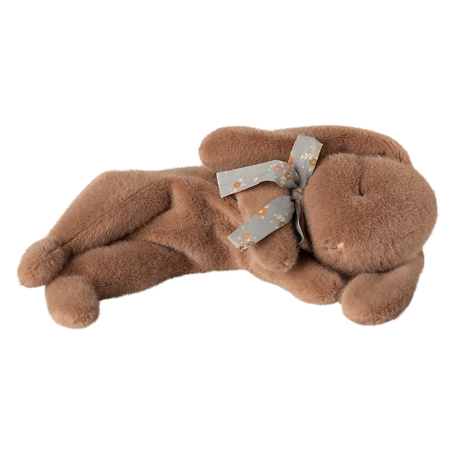 01_Maileg sovende plyskanin, varm brun.jpg