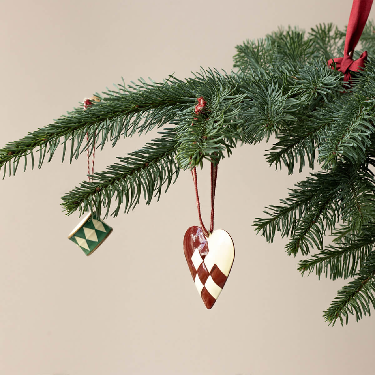 02_14-4504-00-maileg-metal-juleophaeng-stort-hjerte-roed-01.jpg