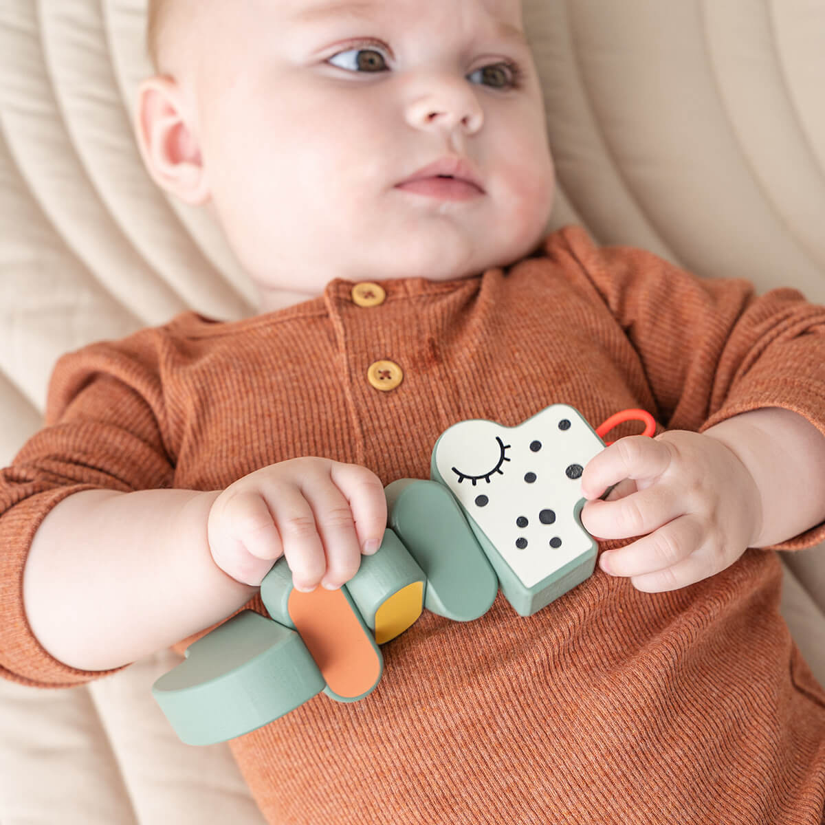 02_Done by Deer Twist & turn legetøj, Croco Green-2.png