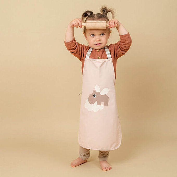 02_Done by Deer Vandtæt børneforklæde, happy clouds powder 1.jpg