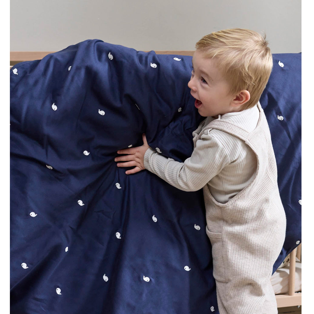 02_Filibabba babysengetøj, Hvalen Christian broderi, Midnight.jpg
