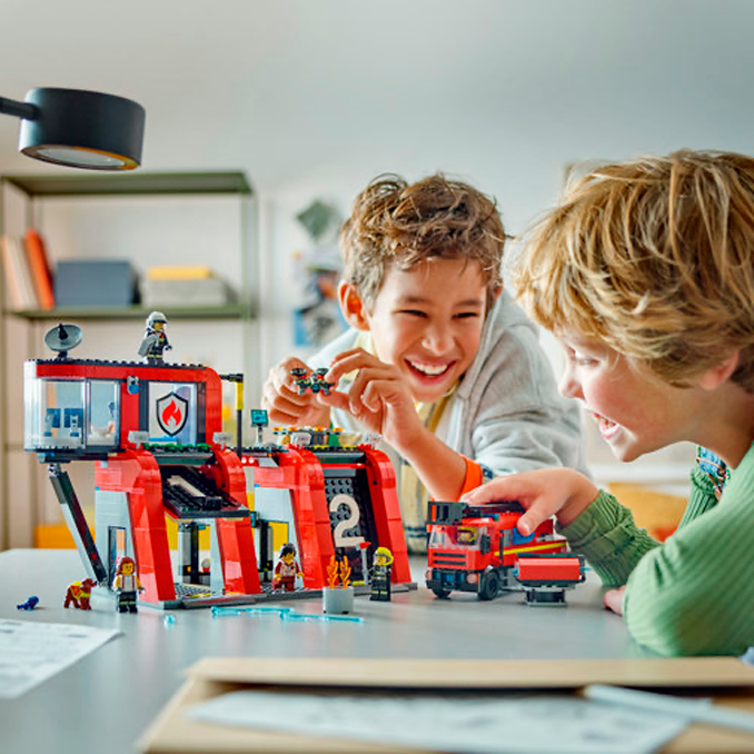 02_LEGO® City, Brandstation med brandbil-4.png