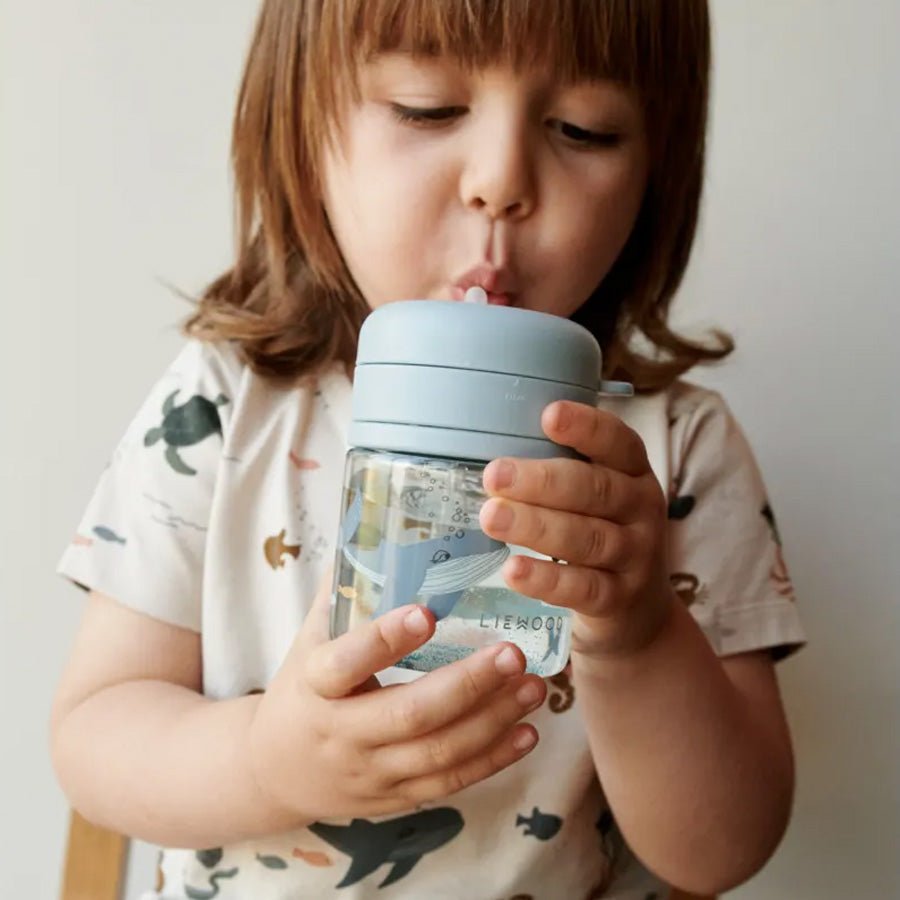 Liewood Pavia tritan kop med sugerør, sea creature/sandy