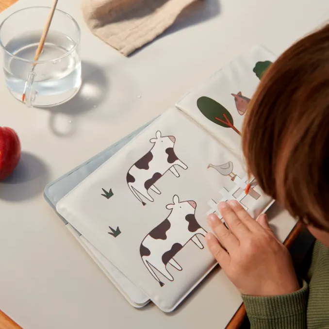 02_Liewood Waylon magisk bog til vand-2.png