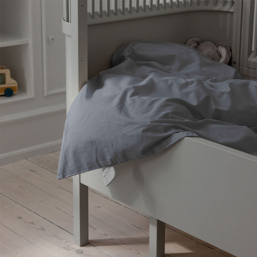 02_Sebra Klassisk junior sengetøj, forest lake blue 1.jpg