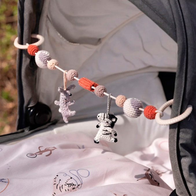 02_Sebra hæklet barnevognskæde, teeny toes-2.png
