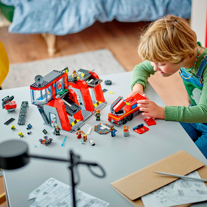 03_LEGO® City, Brandstation med brandbil-5.png