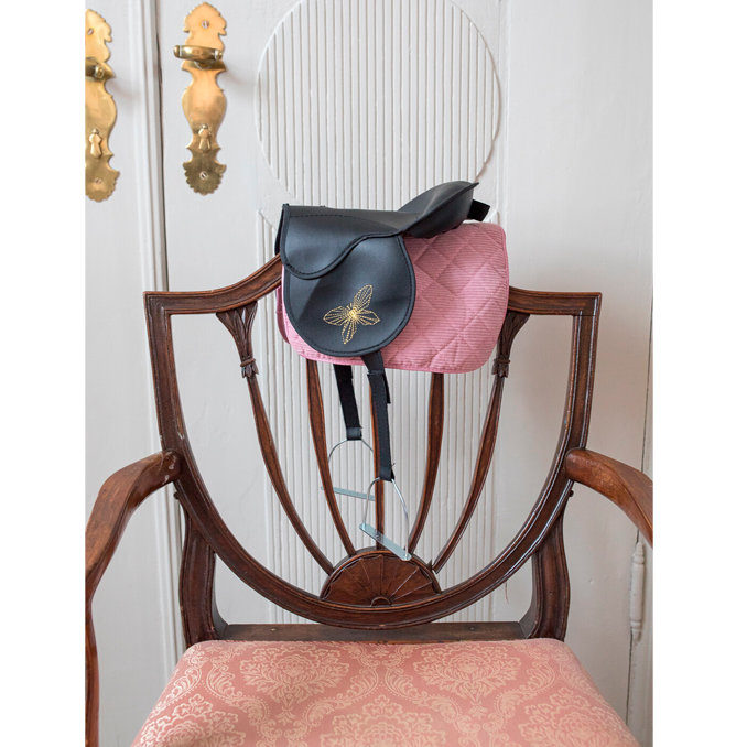 03_by Astrup Sadel til kæphest.png