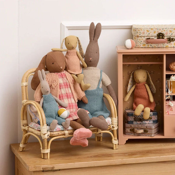 Klassisk Kanin med Strikket Overalls (Str. 1)